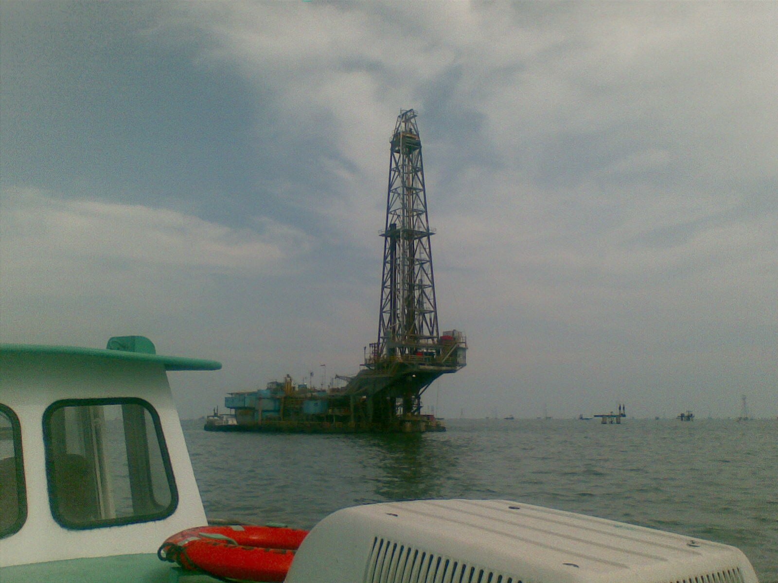 Venezuela economy: a drilling rig on Lake Maracaibo in Zulia state
