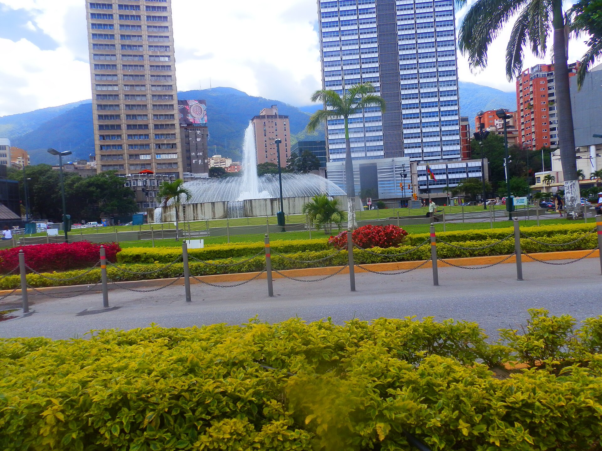 Fountain and office towers at Plaza Venezuela in Caracas, with the Ávila mountain range behind