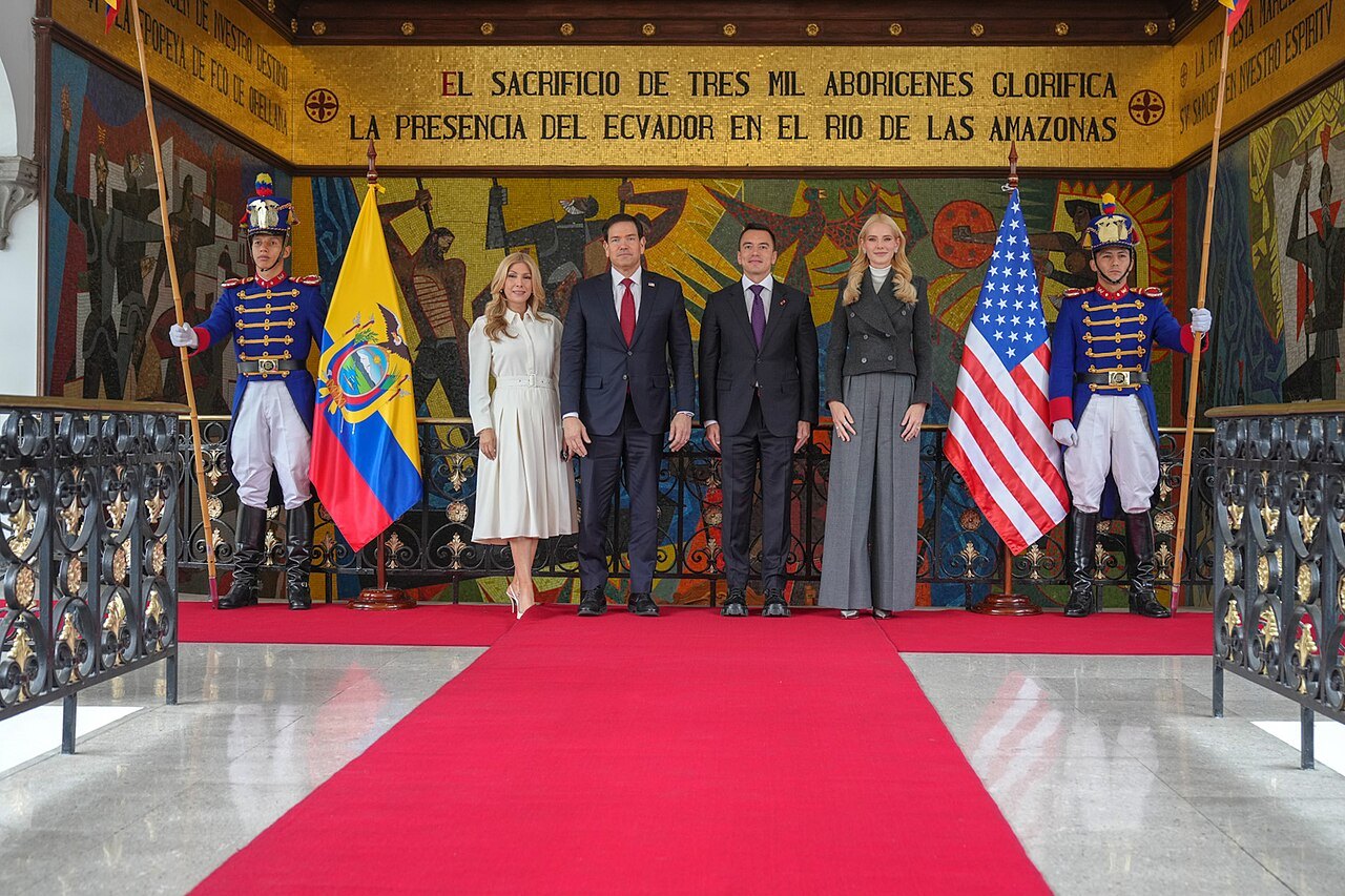 Marco Rubio and Daniel Noboa stand between the Ecuadorian and US flags with honour guards in Carondelet Palace