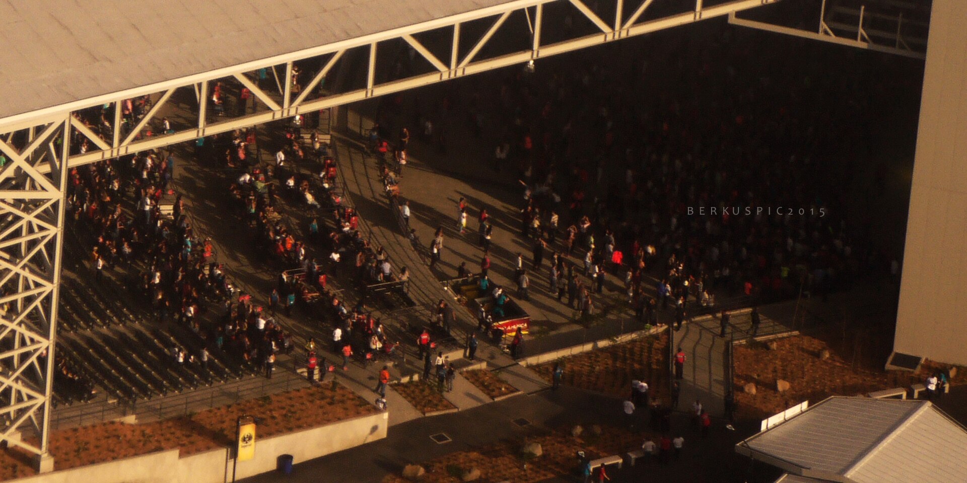 Aerial view of a crowd gathered in and around the covered amphitheatre at Parque Viva in La Guacima, Costa Rica, in late sunlight